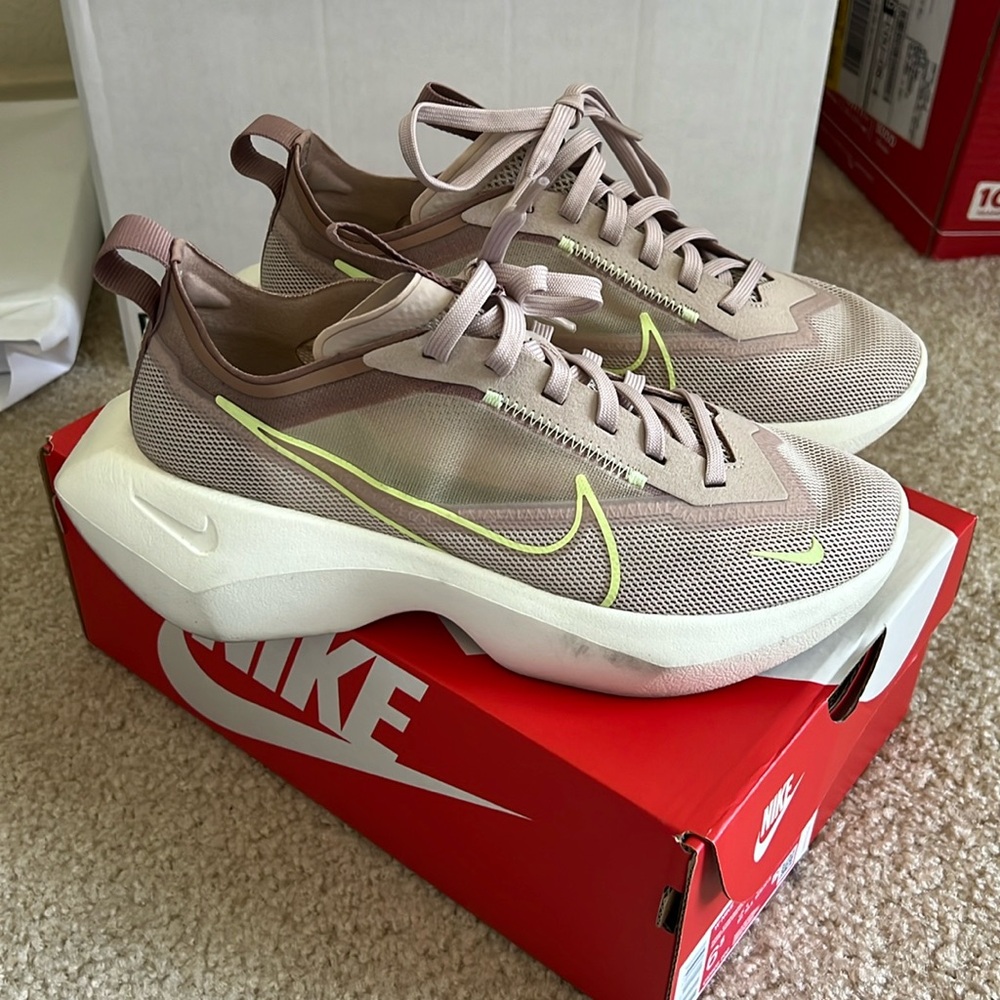 Women Nike Vista Lite size 6.5